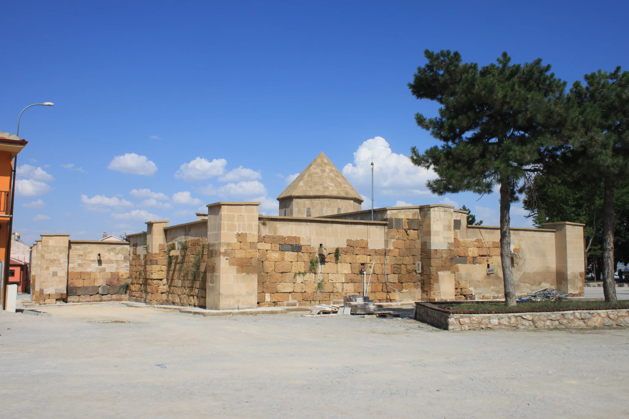 Sultandağı Kervansarayı (Sahipata) fotoğrafı
