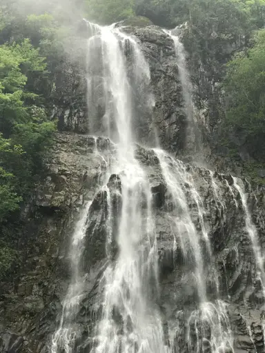 Mençuna Şelalesi