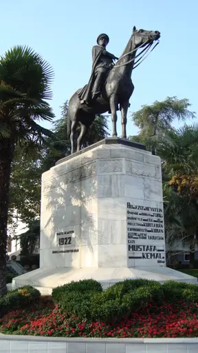 Atatürk Heykeli