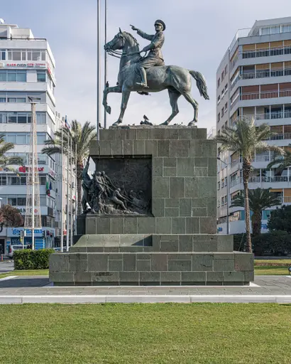 Cumhuriyet Meydanı Atatürk Anıtı