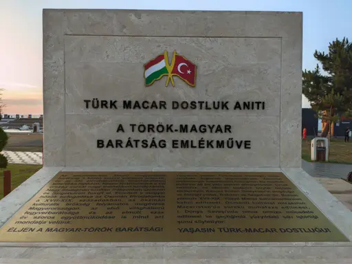 Macar Dostluk Anıtı